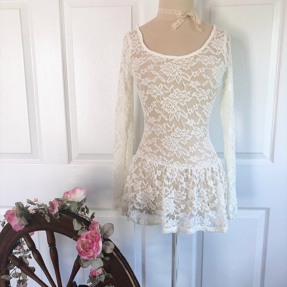 SOLD - Romantic Lace Top 🕊